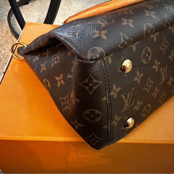 Louis Vuitton Pre-Owned
2016 Monogram Pallas MM satchel - Picture 10 of 16